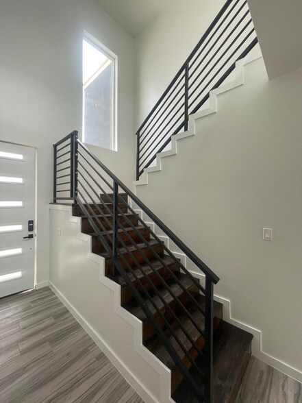 Building Photo - 708 W Seminole Ave