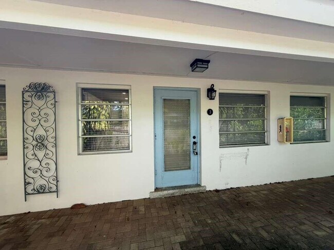 Building Photo - 820 N Victoria Park Rd