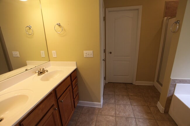 Building Photo - Beautiful 3bed/2bath residential home available in August!