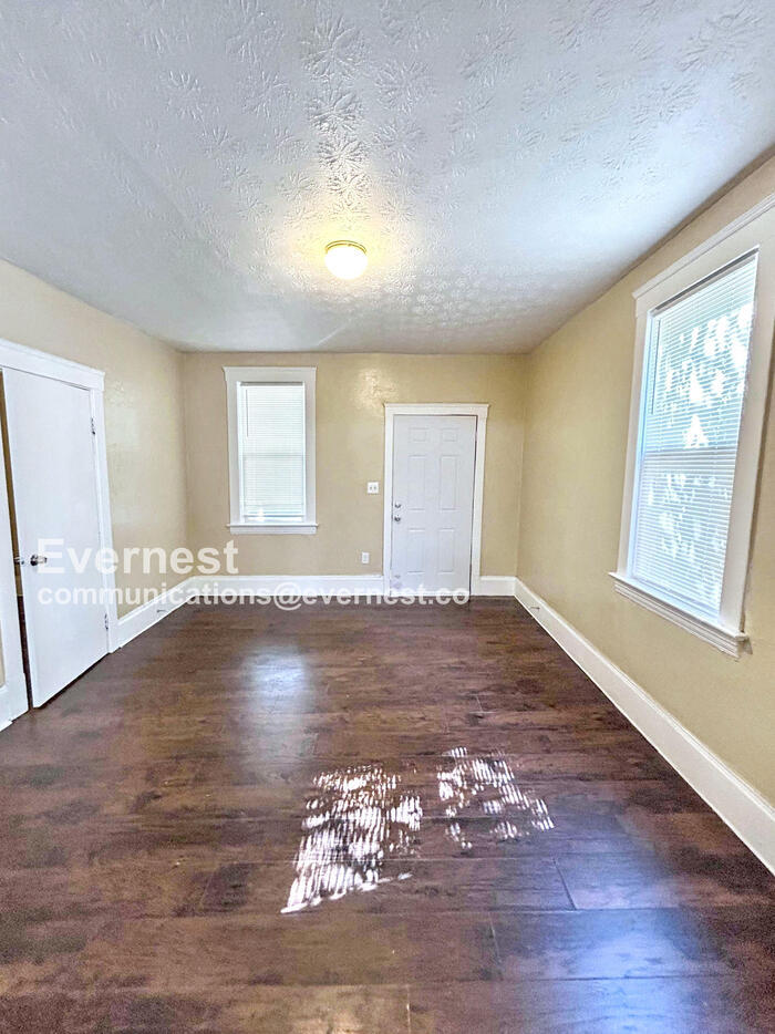 Building Photo - 1100 E 74th St