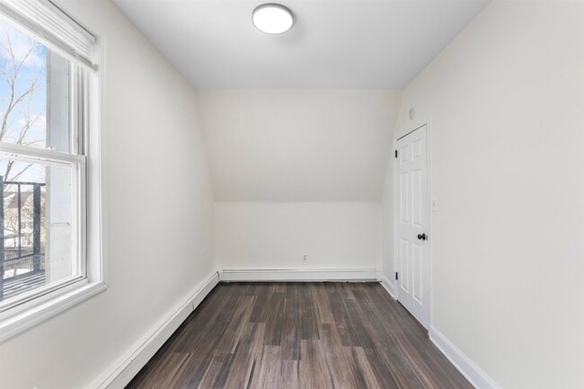 Building Photo - 676 Chestnut St