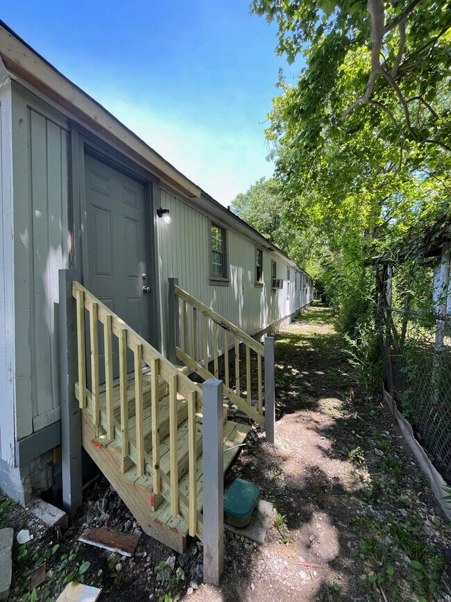 Building Photo - 826 Winston Rd