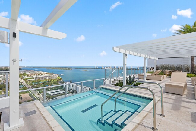 Building Photo - 220 Lake Shore Dr