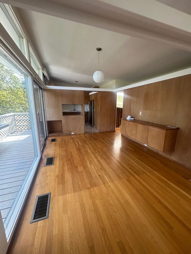 Building Photo - 3 bed, 2 1/2 bath house