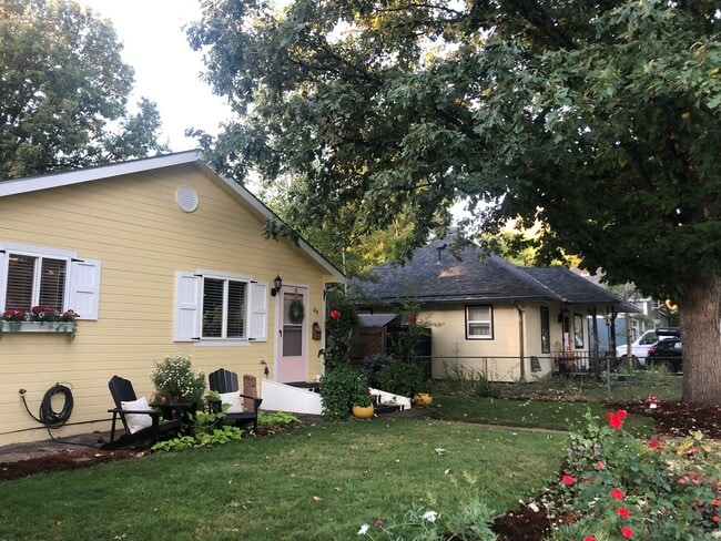 Building Photo - CHARMING 2 BED/1 BATH COZY COTTAGE LOCATED...