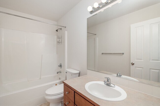 Building Photo - Townhouse available in lynnwood