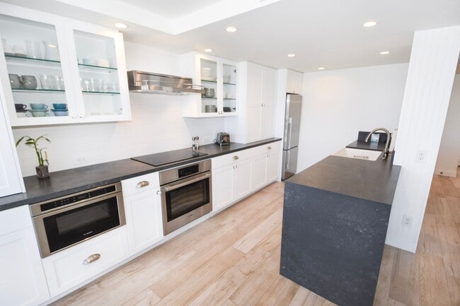 Building Photo - 1720 Avenida Del Mundo