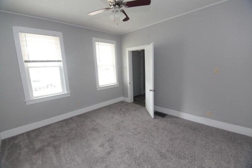 Building Photo - 526 21st St