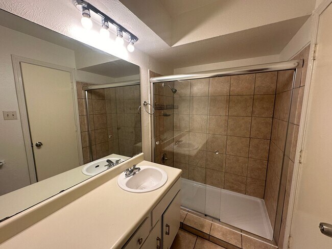 Building Photo - 5415-5415 Brookhollow Dr