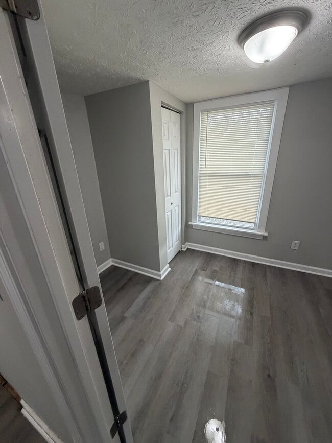 Building Photo - LEASING SPECIAL - MOVE IN BY 1/1/2026 AND RECEIVE 2ND MONTH OF RENT FREE Charming updated 2 br 1 ...