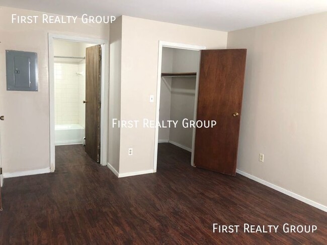 Building Photo - 1 Bedroom Downstairs Apartment for Rent, M...