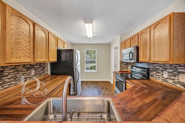 Building Photo - ONE STORY LIVING - MINUTES FROM EVERYTHING