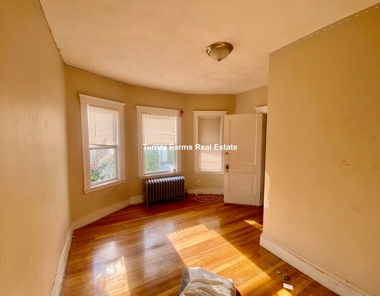 Building Photo - 112 College Ave