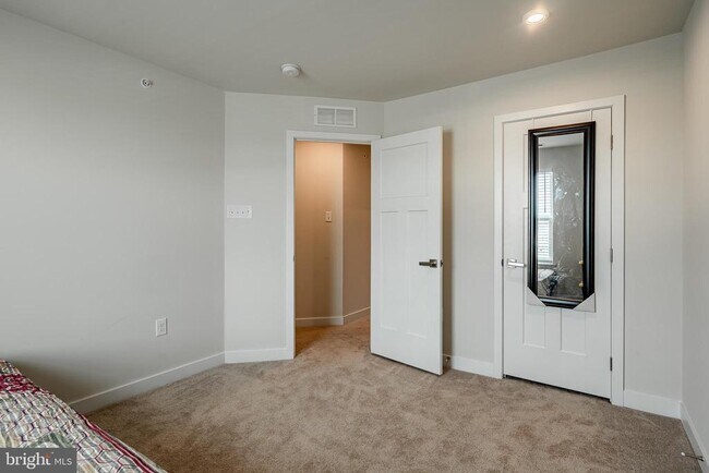 Building Photo - 208 Chase Dr