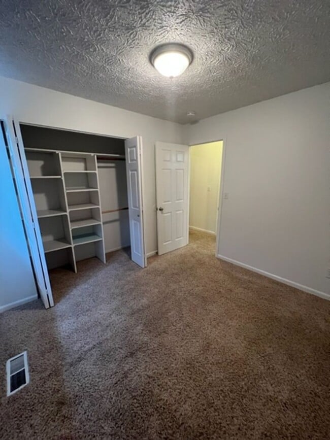 Building Photo - Gorgeous Eagle River Home w/ Open Concept Layout!