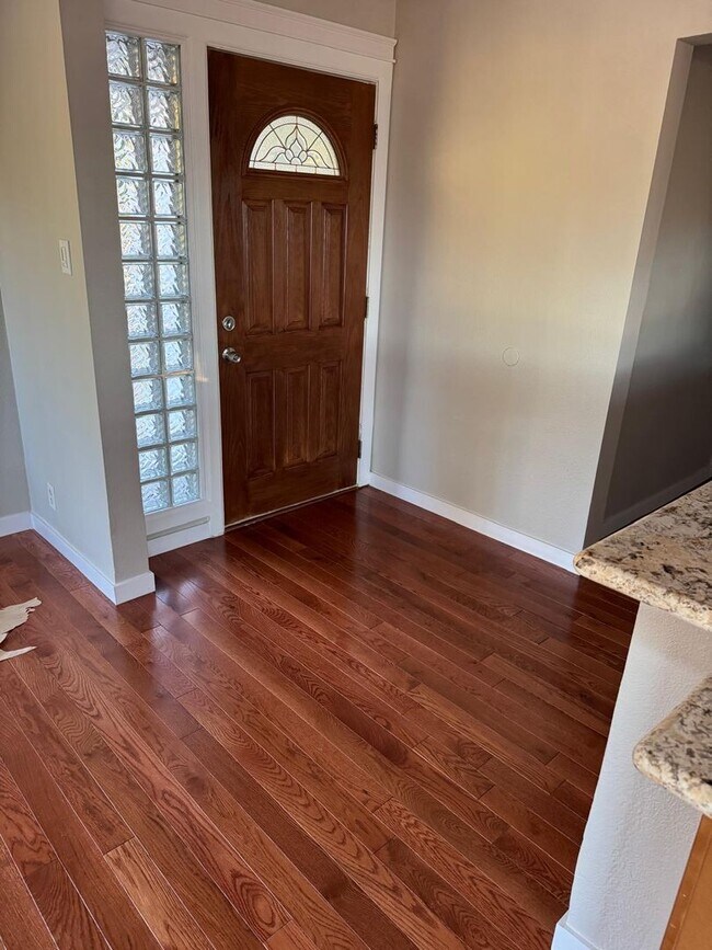 Building Photo - Move in ready rental in downtown Rainier with Columbia River views!