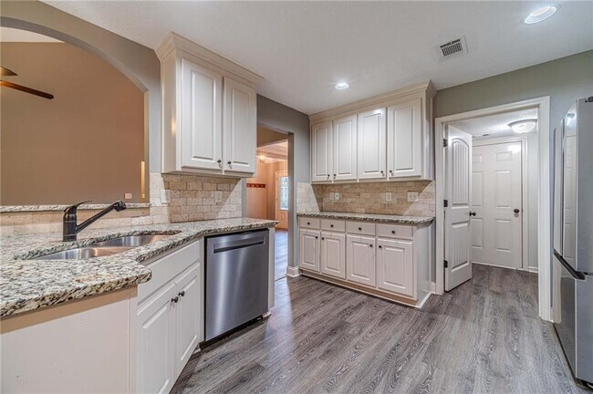 Building Photo - 511 Lena Dr