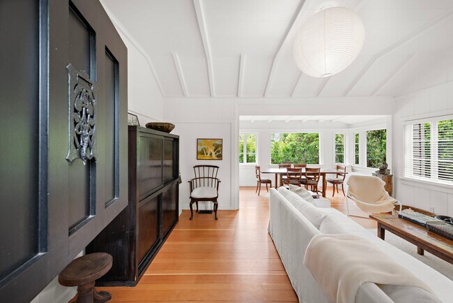 Building Photo - Classic Modern Cottage in Laguna Village