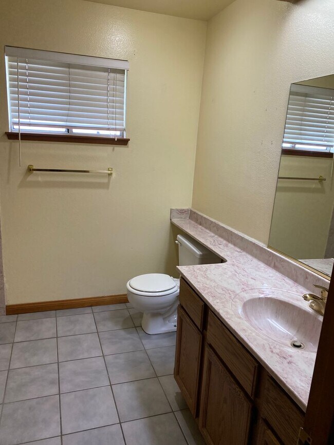 Building Photo - Beat the heat in North Hanford, Central air, and pool!