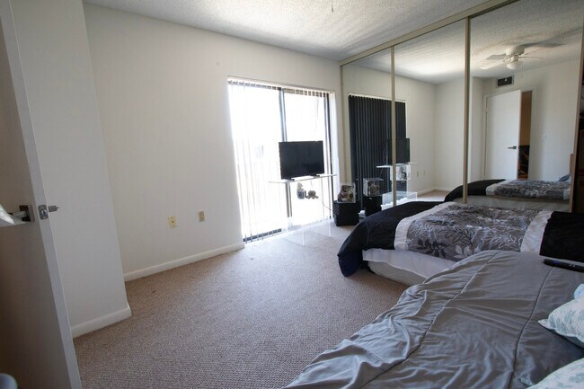 Building Photo - 606 6th Way