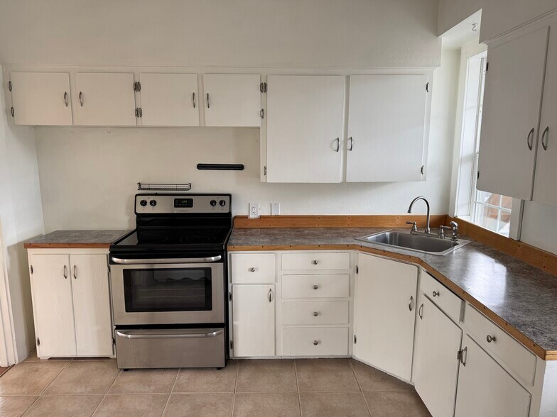 Building Photo - 3703 SE 65th Ave