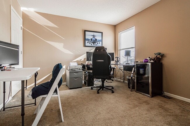 Building Photo - Spacious Home Close to Fort Riley!