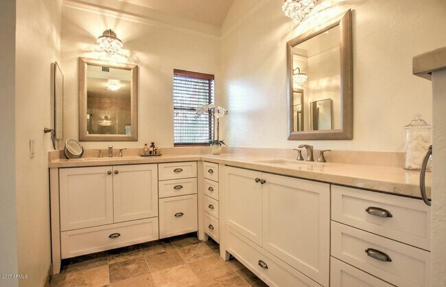 Building Photo - 3 bedroom Townhome