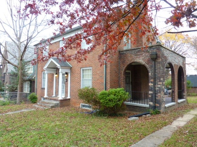 Primary Photo - 1723 Laurel Ave