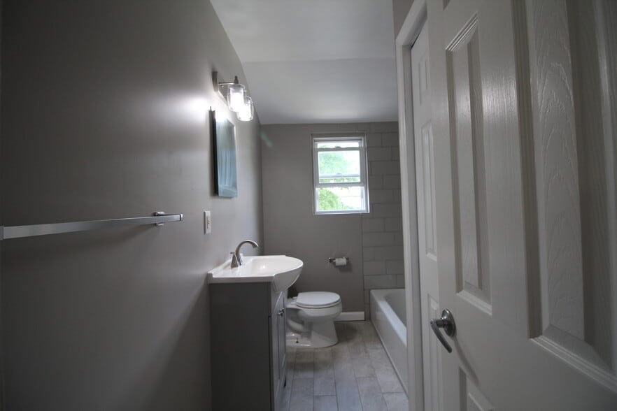 Bath - 209 Tibbetts Rd