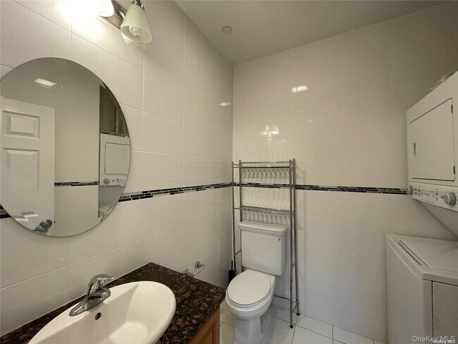 Building Photo - 328A Main St