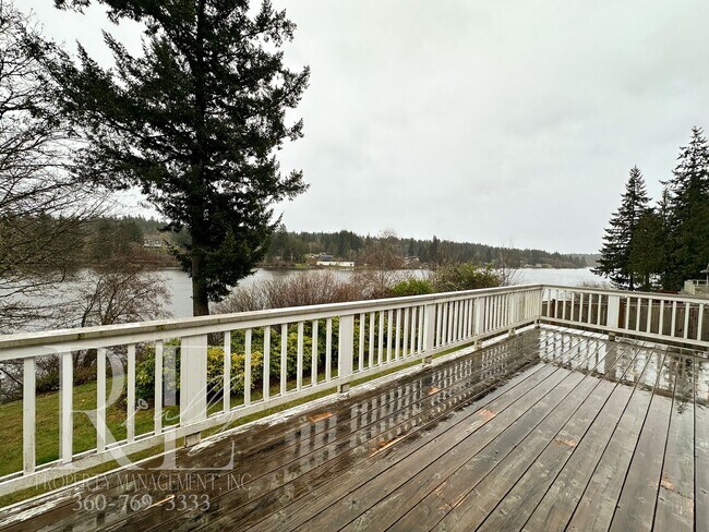 Building Photo - Fantastic Private Lakefront Rambler