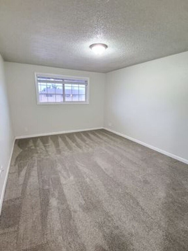 Building Photo - Fully Remodeled 3 Bedroom Townhome!