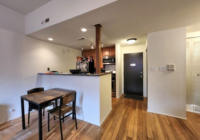 Building Photo - 1050 W Dickens Ave