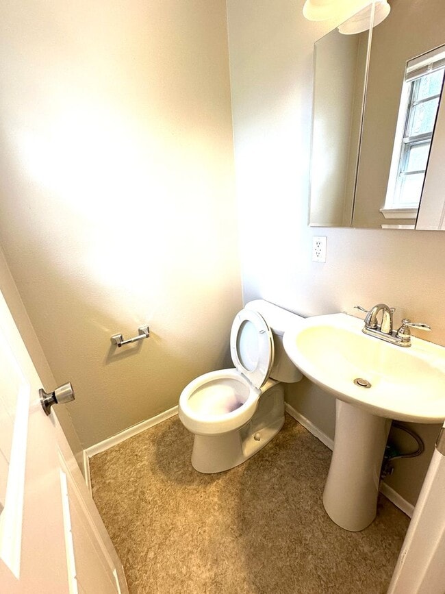 Building Photo - Updated 3-Bed Home with Garage & Fenced Ya...
