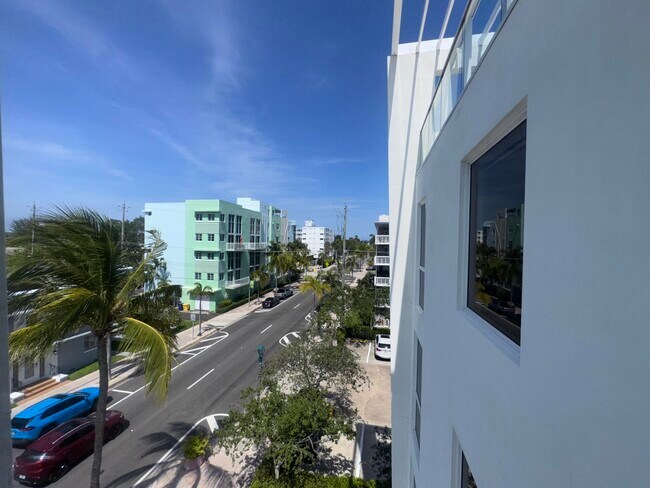 Building Photo - 117 Lake Ave