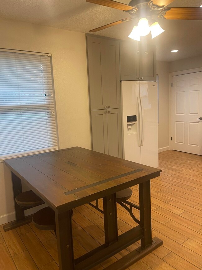 Building Photo - 2928 Del Rio Dr