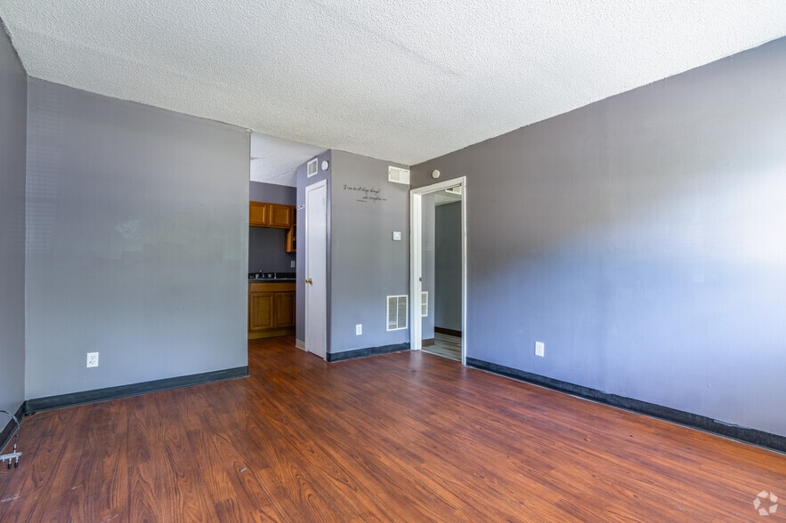 1BR, 1BA - 546SF - Royal Ridge