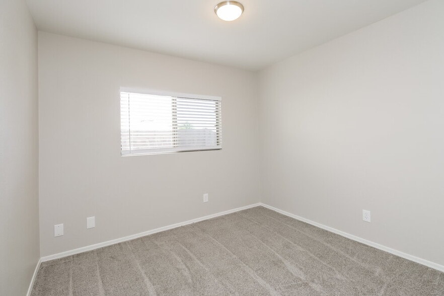 Building Photo - 11517 W Charter Oak Rd