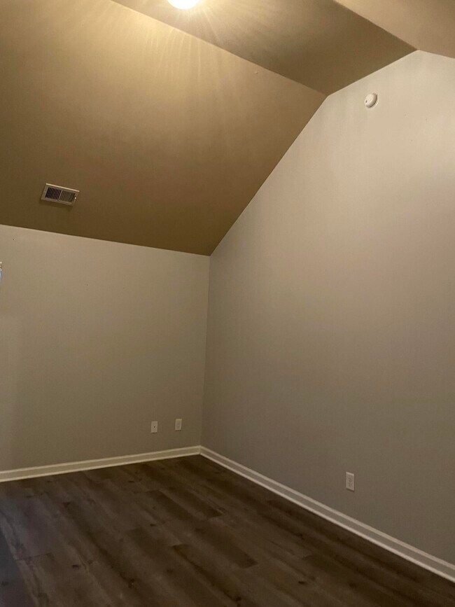 Building Photo - 527 Telegraph Dr