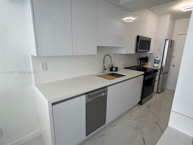 Building Photo - 100 Lincoln Rd