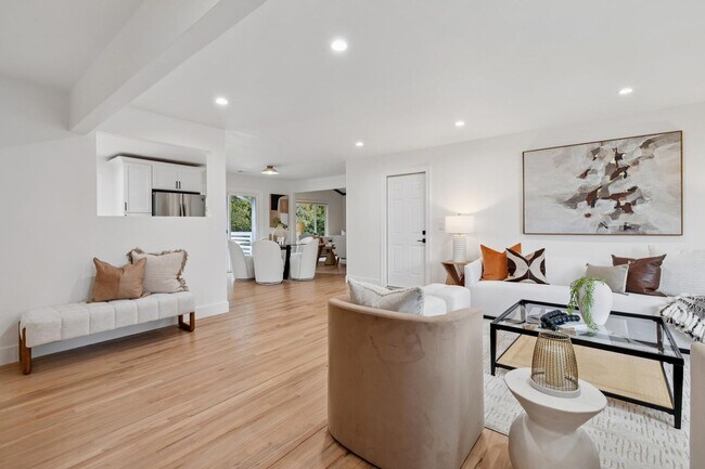 Building Photo - Updated Woodland Estates Home