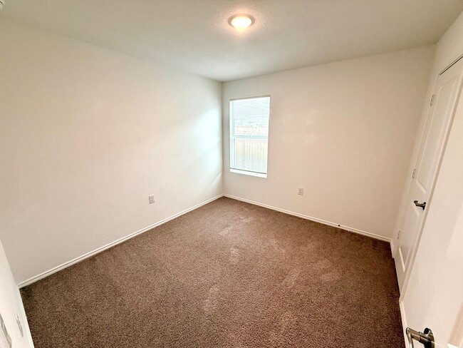 Building Photo - AVAILABLE NOW! 4 Bedroom / 2 Bath Home In ...