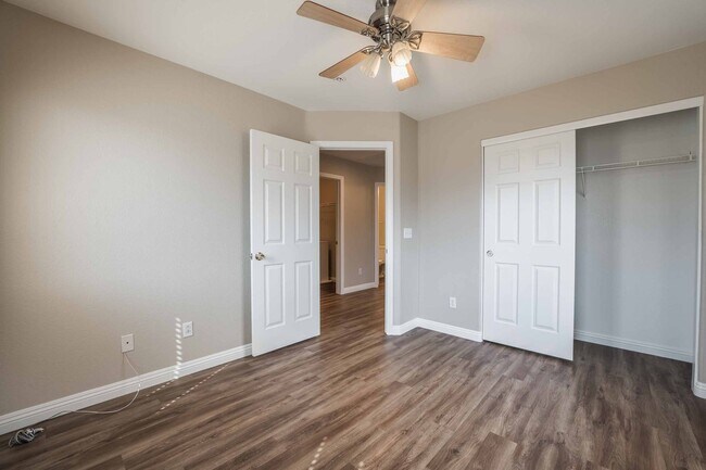 Building Photo - 3 BEDROOM HOUSE WITH OPEN FLOOR PLAN !!