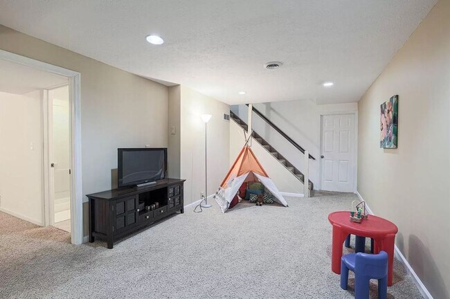 Building Photo - 11880 Nathanshill Ln