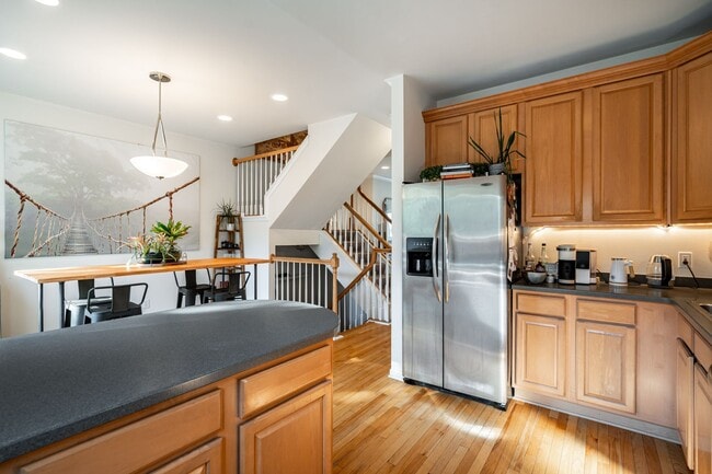 Building Photo - Live steps from Lake Michigan in this spac...