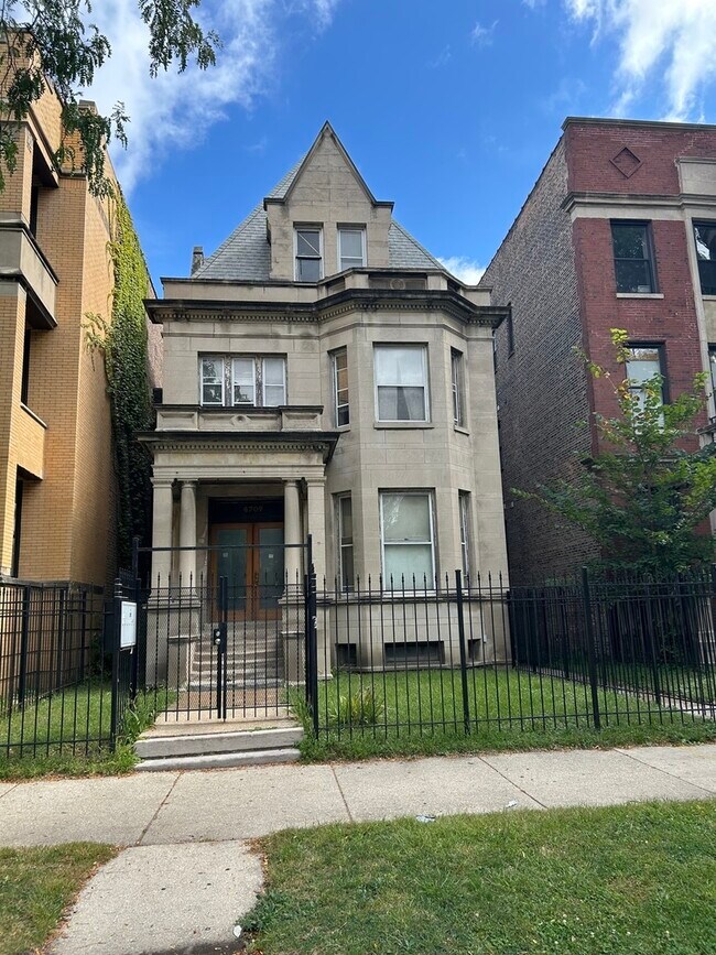 Primary Photo - 4709 S Michigan Ave
