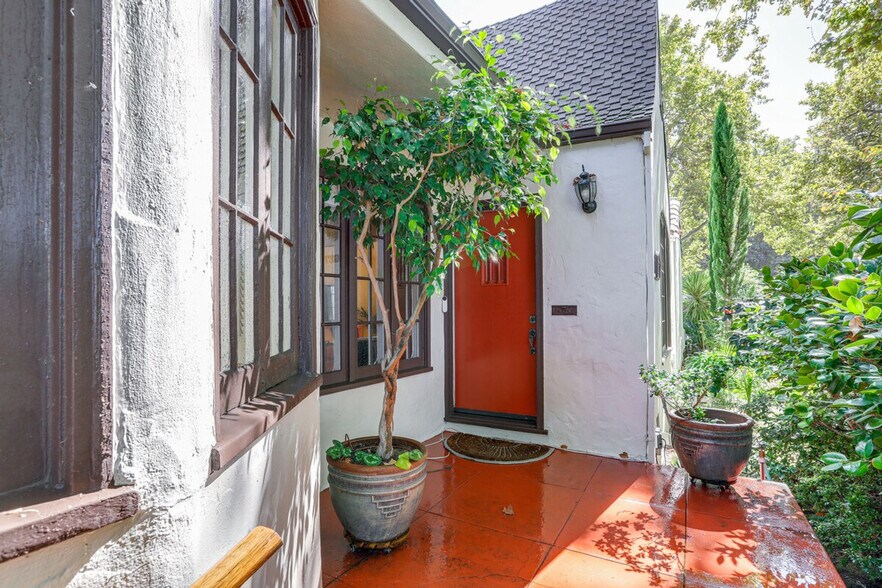 Building Photo - 2627 Land Park Dr