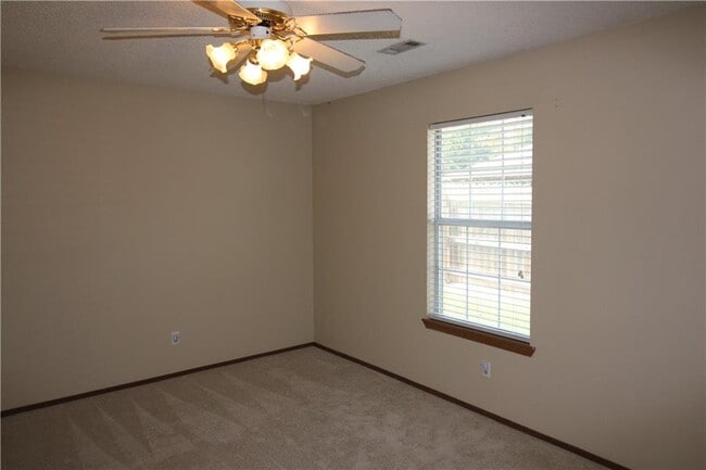 Building Photo - 417 W Apple Blossom Ave
