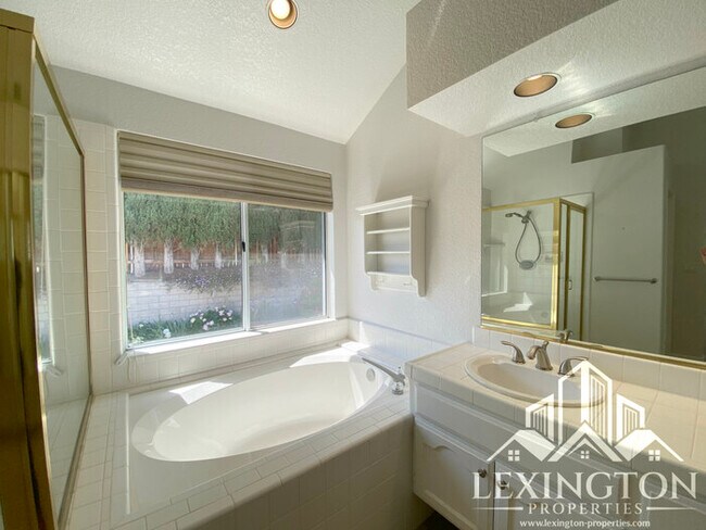 Building Photo - 6118 Cameo Dr