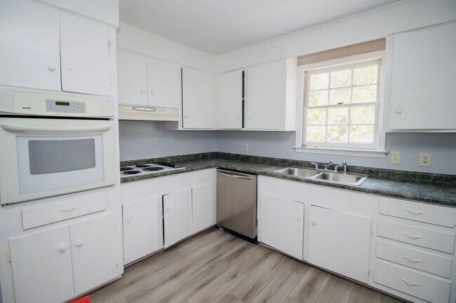 Building Photo - Spacious 2 Bedroom, 1 Bath - Available NOW!